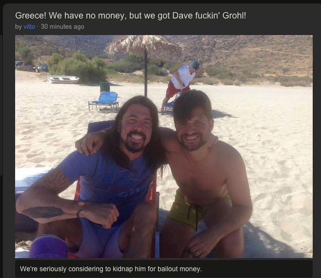 Nach einem Beinbruch auf der Bühne, mussten die Foo Fighters ihre Tour abbrechen. Jetzt liegt Dave Grohl offenbar entspannt mit Gips-Bein am Strand. “Griechenland! Wir haben kein Geld, aber wir haben Dave Grohl!”, schreibt der User vitto zum Bild.