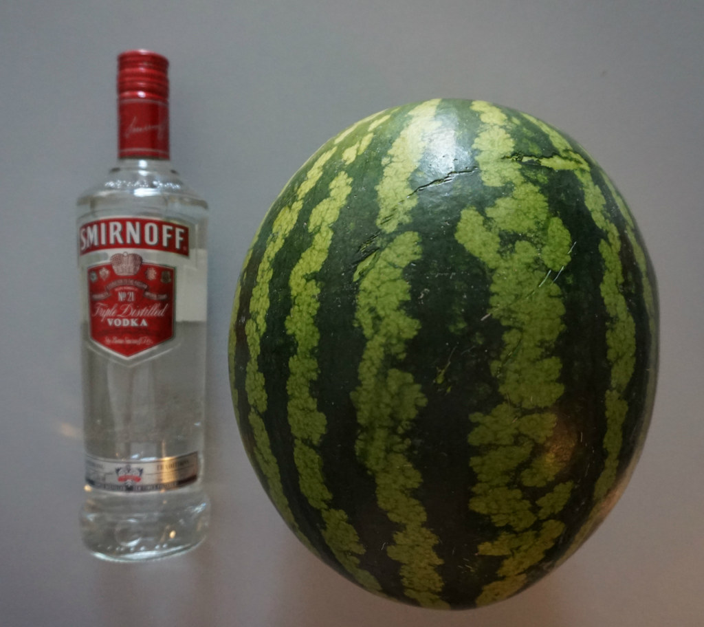 Recette star des fraternités U.S., la pastèque infusée à la vodka est une bonne (ou très mauvaise) idée pour votre prochaine fête.