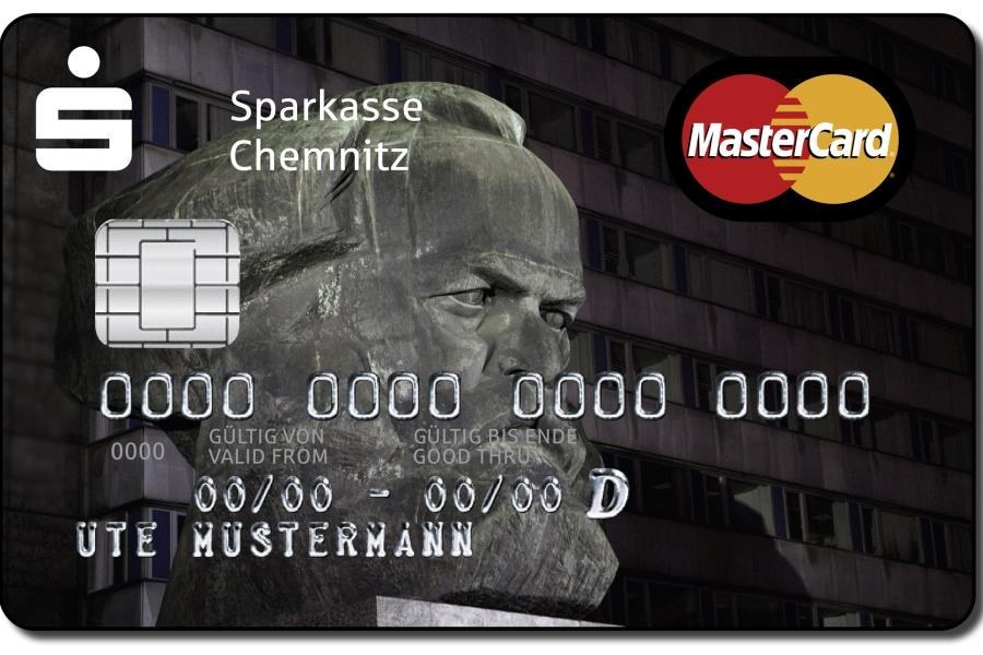 O busto do teórico comunista está sendo usado numa ilustração do cartão de bandeira Mastercard do banco alemão Sparkasse Chemnitz. Os próprios clientes escolheram a imagem de Marx em uma votação feita pela instituição com com dez opções entre monumentos arquitetônicos, paisagens, esportistas e políticos populares na região.