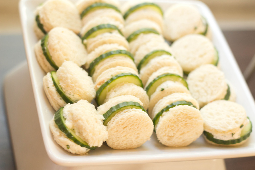 Necesitas:Pan blancoPepinoQueso cremaQuita las orillas del pan y unta queso crema en ambas tapas. Corta el pepino en rodajas y acomódalo en el pan. Así de fácil.