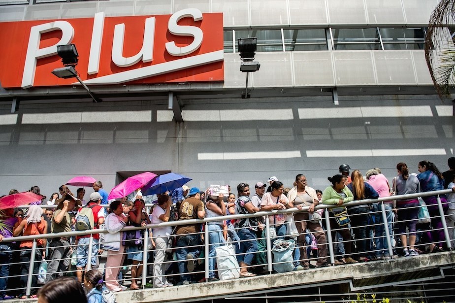 Conz (Nueva York): Para comprar tampones y leche. Candice (Los Ángeles): Es un día de buenas ofertas como Black Friday.Rebecca (Nueva york): Están esperando para comprar tickets para ver a One Direction porque Zayn decidió volver.Pepe (México): La gente que no cupo en el metro. "Empleado borracho" (Londres): Hay dos jirafas haciendo el amor al final de las escaleras y todos quieren ver. Jessica (Nueva York): Voy a hacer trampa porque sé que están esperando su turno para comprar la canasta básica :(. Kirsten (Los Ángeles): Esperando por el nuevo iPhone.