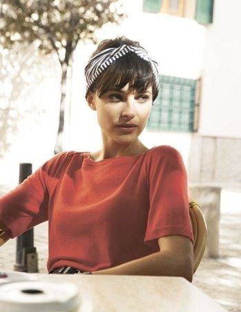Parisians may be a lot of things, but gaudy is not one of them. They accessorize with simplicity and understated style.