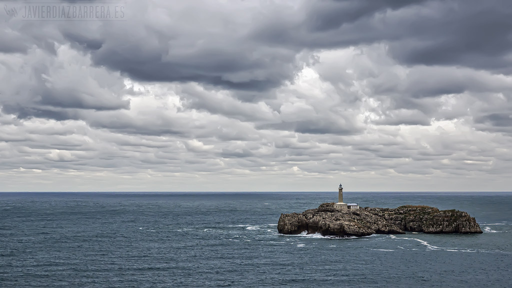 El faro de Mouro se encuentra en la Isla de Mouro, en la Bahía de Santander.