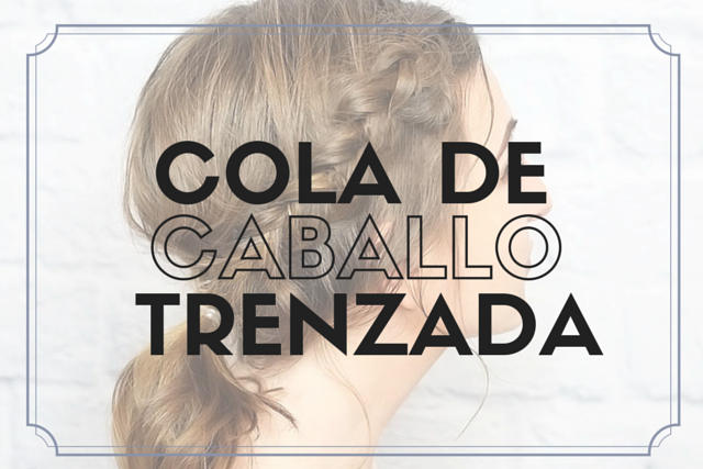 Comienza por separar tu pelo en dos mechones laterales. Trénzalos hacia atrás y ve incorporando un poco de cabello conforme avances. Júntalas con el cabello restante y asegura con una liga. Así de fácil.