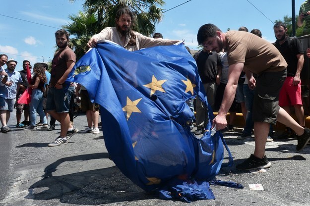 Das eine würde formal nicht ohne das andere gehen. Es könnte jedoch als "Mitglied mit Ausnahmeregelung" wieder eintreten, um sicherzustellen, dass eine eventuelle neue Währung für Griechenland innerhalb der EU eine Rechtsgrundlage hätte.