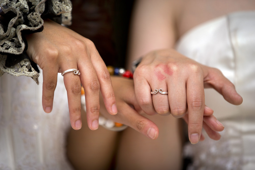 Here's the couple showing off their wedding rings before the ceremony ...