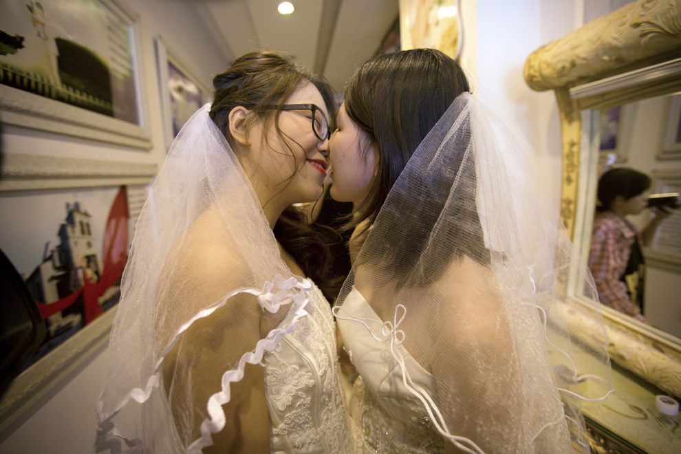 Look At How Cute This Informal Lesbian Wedding In China