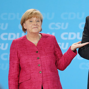 16 Foto-Beweise, dass Angela Merkel in Wahrheit ein Emoji ist