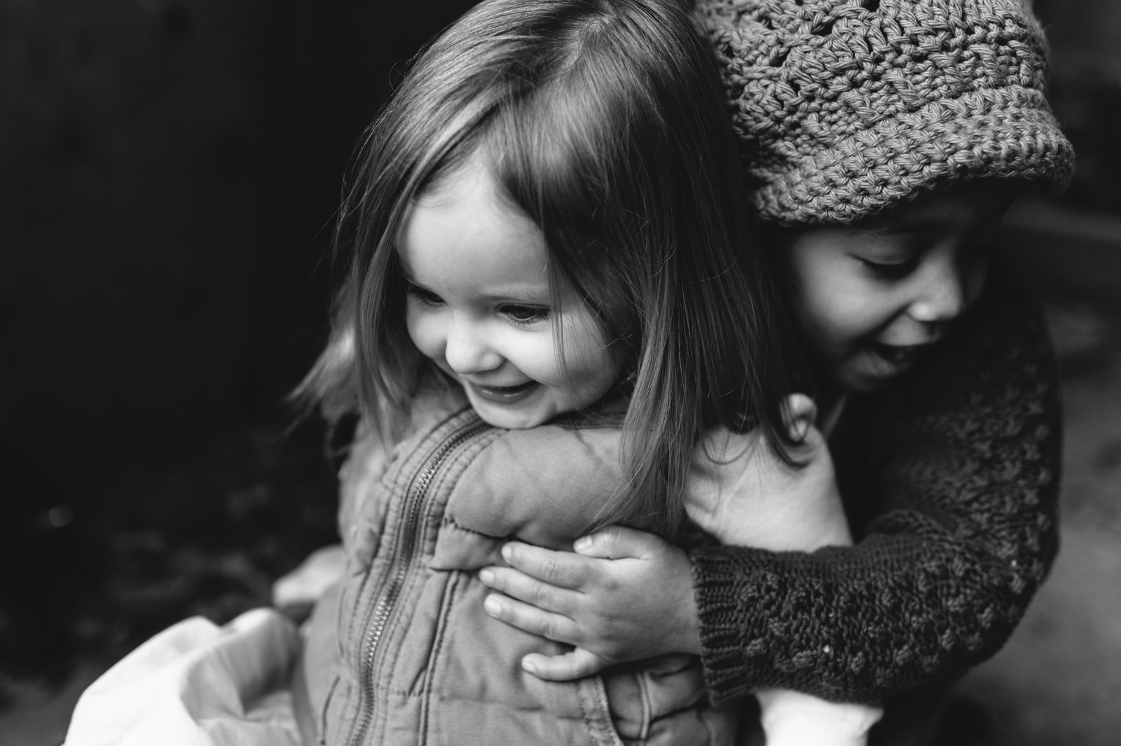 Маленькая сестренка есть. Объятия детей. Малыши обнимаются. Маленькая девочка обнимает мальчика. Дети обнимают друг друга.