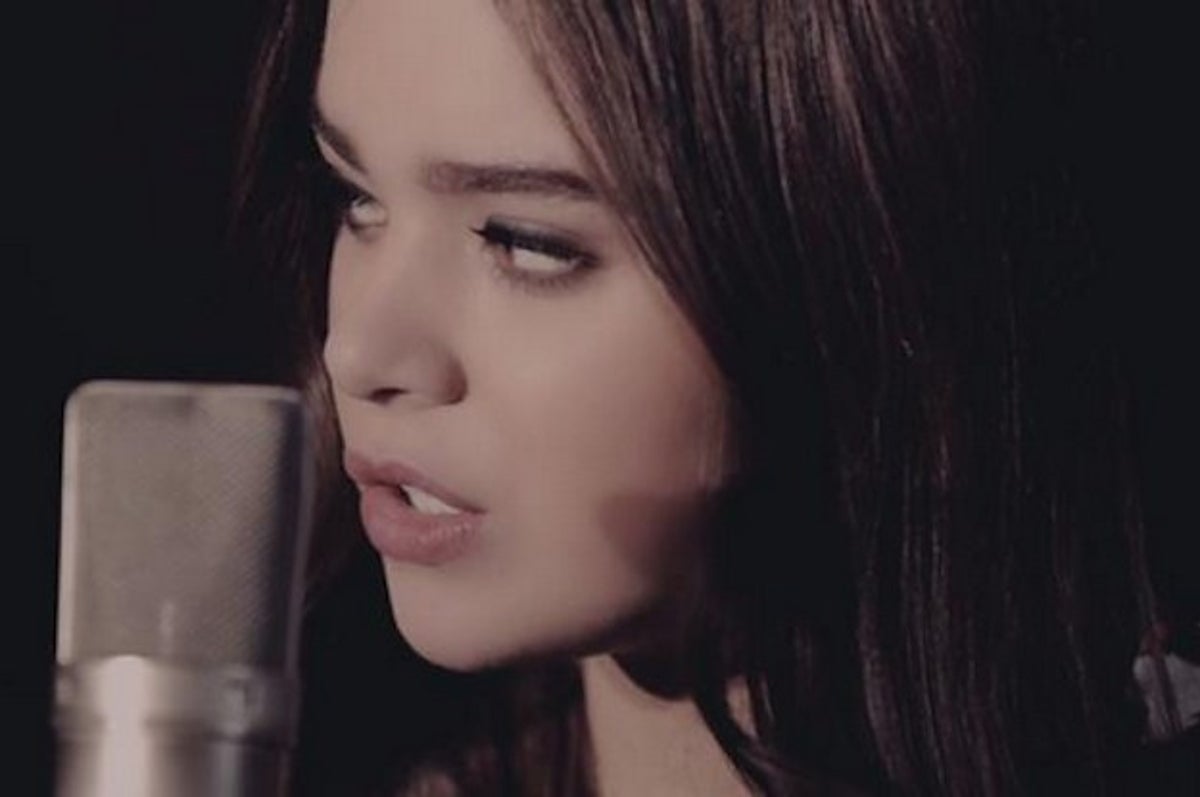 Hailee Steinfeld Proves She S Got Pipes With New Shawn Mendes Stitches Duet