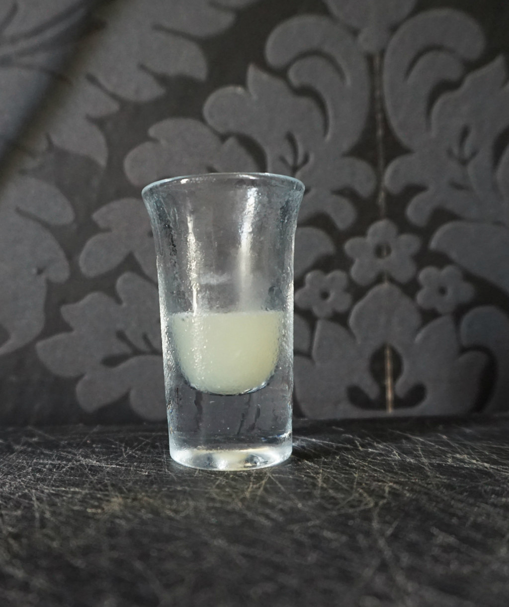 Versez 1 centilitre de sirop de rhubarbe.