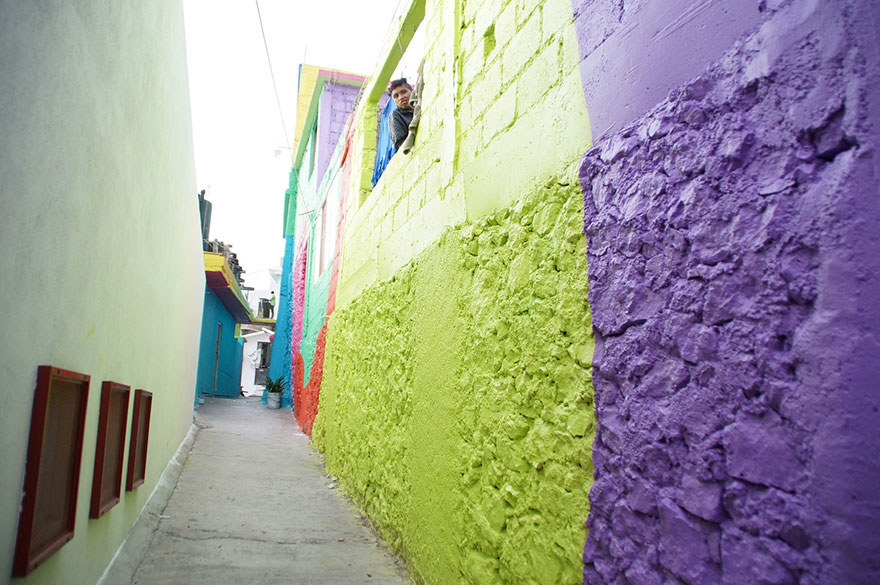 Mientras trabajan en el mural, el crew se ha dedicado a organizar talleres y eventos para los más jóvenes. Uno de ellos fue el Festival del no cumpleaños, donde invitaron a los niños a hacer máscaras de ropa vieja para usarlas en una fiesta de cumpleaños para todos los habitantes del barrio.