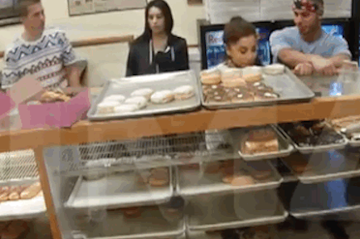 Ariana Grande Apologizes After "I Hate America" Doughnut-Licking Controversy