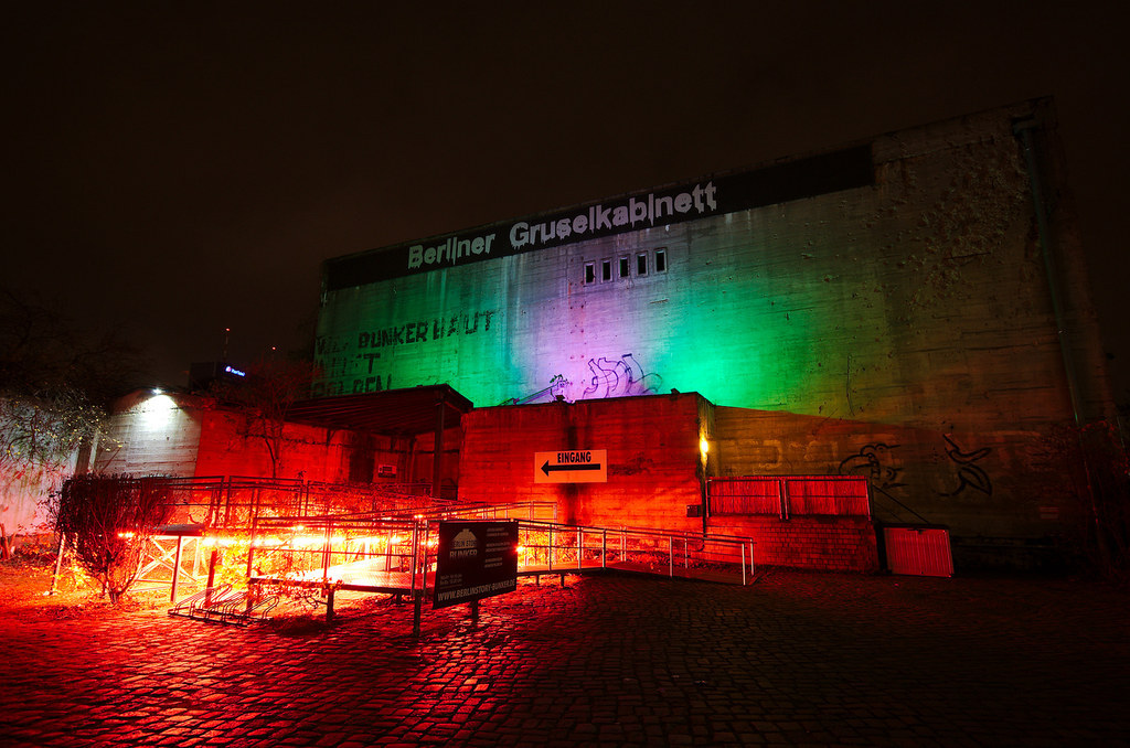 Das Berliner Gruselkabinett ist in einem alten Bunker am Anhalter Bahhof beheimatet. Bunker sind schön kühl. Das wissen wir. Und langweilig wird Dir beim Gruseln auch nicht. Also, nichts wie hin!