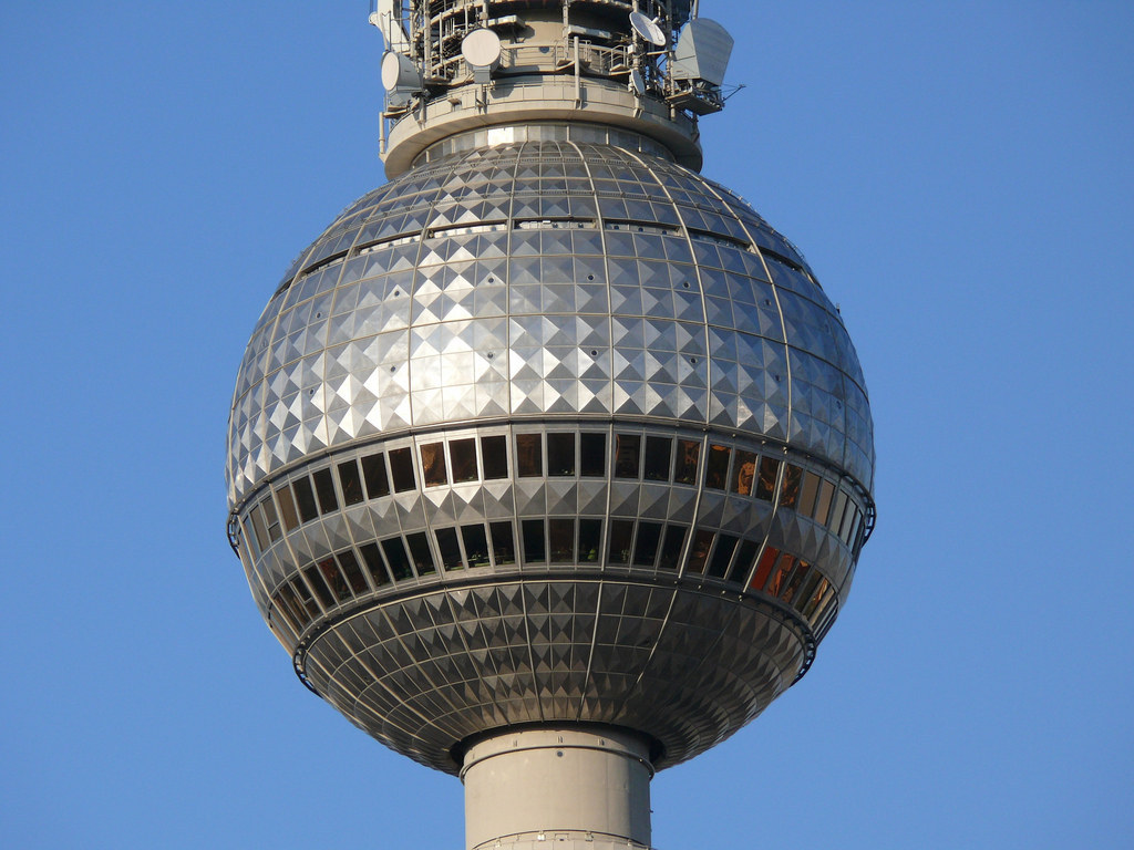 Den Fernsehturm siehst Du am besten, wenn strahlend schönes Wetter ist. Du kannst aber auch hochfahren, runtergucken und die astreine Klimaanlage im Panorama-Restaurant genießen.