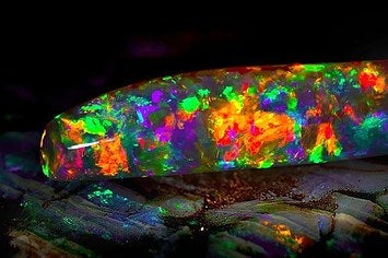 La piedra preciosa más cara fue desenterrada y se llama "Arcoíris ...