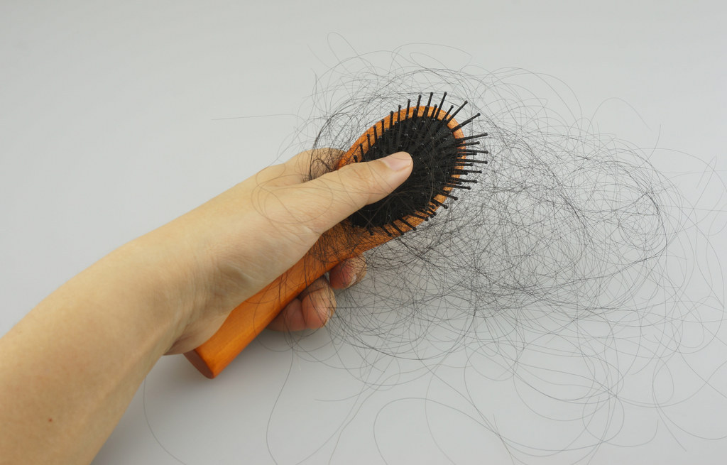 Как приклеить волосы на бумагу