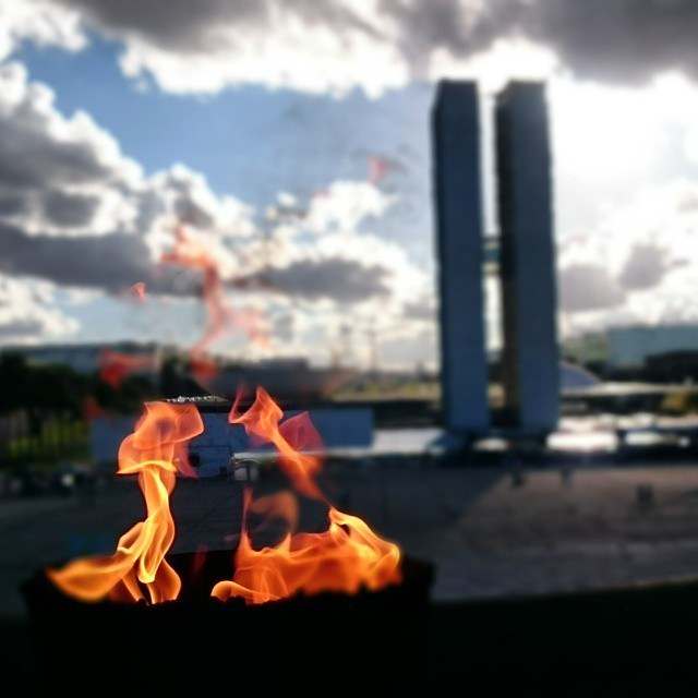 A tocha do Panteão da Pátria, monumento em homenagem a Tancredo Neves, fica acesa 24 horas por dia, 7 dias por semana. Mas quando apaga, os bombeiros correm para acendê-la.