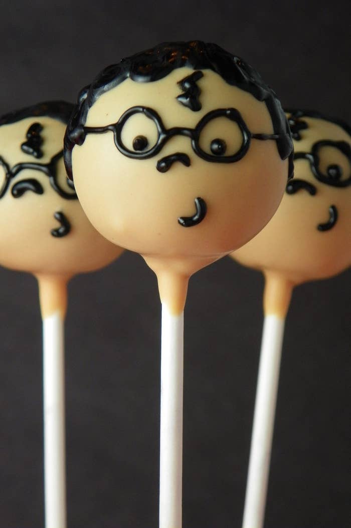 Aún más deliciosos que ranas de chocolate. Creados por The Cake Poppery.