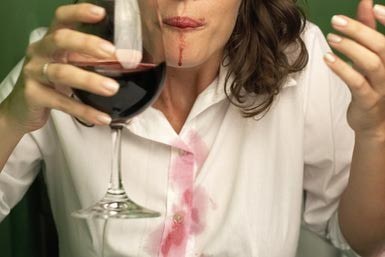 Sure, you're a very sophisticated lady, but maybe you spilled some wine down your shirt. Or some pizza sauce. We're not judging. But don't throw that shirt away. Take it as an opportunity to have some diy tie-dye fun.