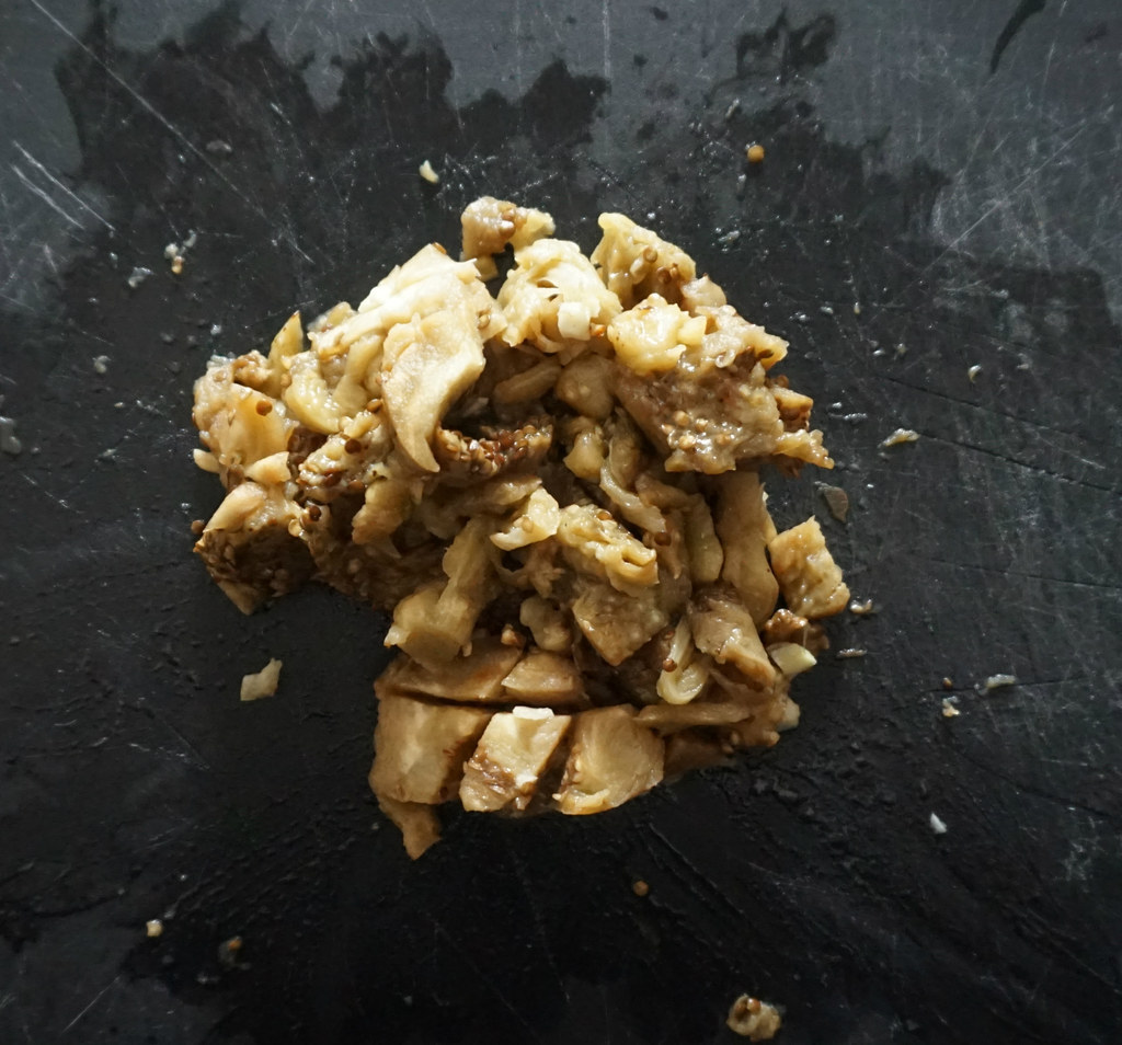 Récupérez la chair de l'aubergine. Ajoutez la crème et assaisonnez.