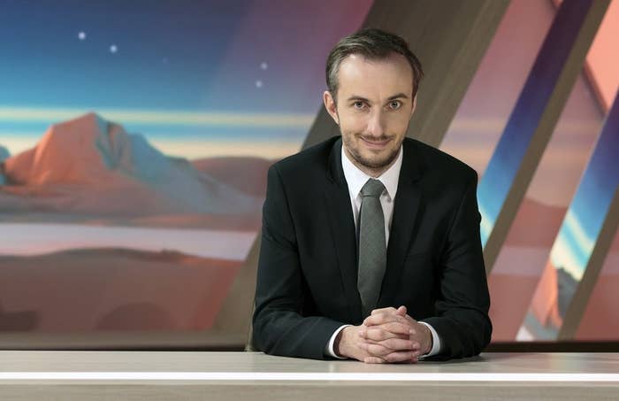 Hilary: "Wow. Serienmörder, die vom Mond kommen, kleiden sich echt perfekt in Deutschland."Clarissa: "So gruselig wie der Typ guckt, bin ich einfach nur froh, dass er nicht mein Nachbar ist."Tabatha: "Das ist der deutsche Präsident, der jede Woche eine Ansprache im Fernsehen hält. Diese Woche geht es um Berge."Sarah: "Ein Reporter, dem kein Mensch über den Weg traut."