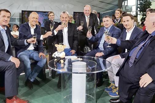 Grace: "Hier wird gefeiert, dass gleich alle den Typen in den Turnschuhen verprügeln."Adam: "Die Männer feiern die kleine Schweine-Figur auf dem Tisch. Das ist eine seltsame, deutsche Tradition."Hilary: "Das ist ein Sport. Das Ziel ist, so viel Henkell Trocken wie möglich zu trinken und der Typ rechts gewinnt, weil er hohl und aufblasbar ist."Sophie: "Ich möchte uns alle beglückwünschen, dass wir weiße Männer sind. Willkommen zu unserer TV-Sendung Weiße Männer stoßen auf ihren Erfolg an."