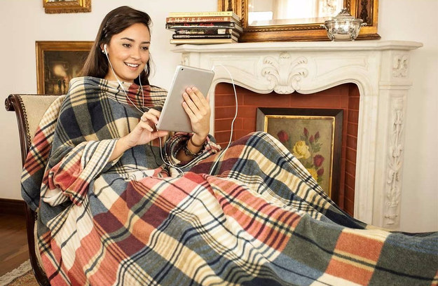 Vença o dilema de se levantar em dias frios com este cobertor com mangas!