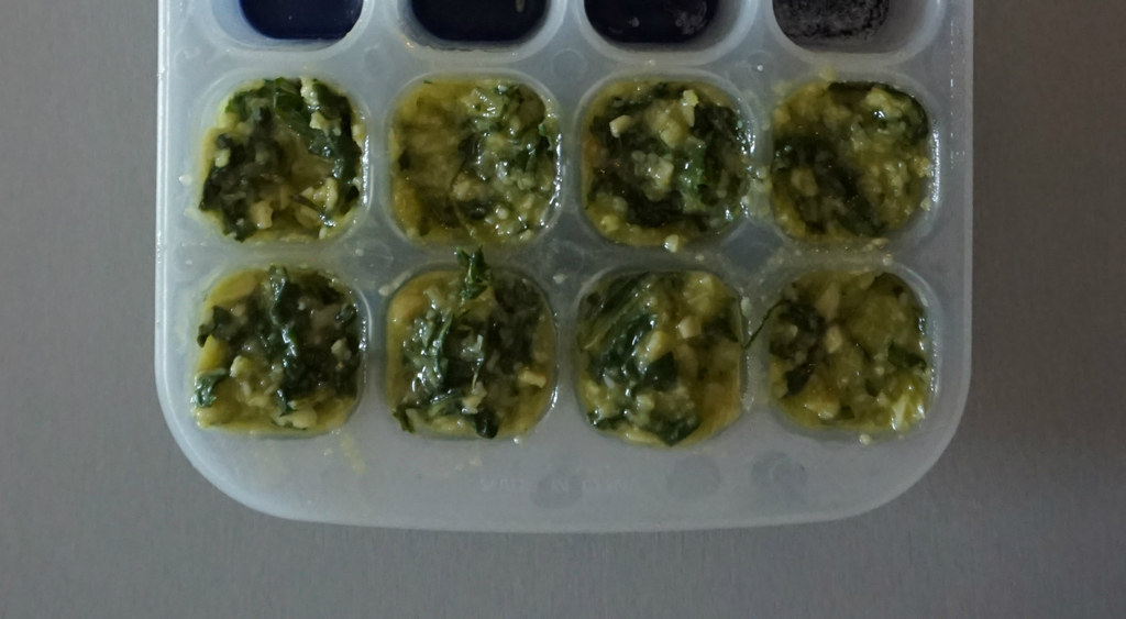 Vous pouvez congeler votre pesto dans un bac à glaçons pour en avoir toujours sous la main. Il est l'allié parfait des linguine ou tout simplement sur une tranche de pain de campagne.
