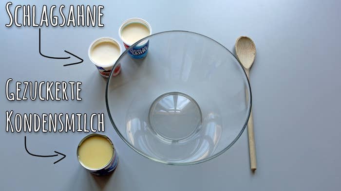 Gezuckerte Kondensmilch findest Du in vielen größeren Supermärkten oder in der Feinkostabteilung von Karstadt und Kaufhof (z.B. Milchmädchen von Nestlé). Pro Dose gezuckerter Kondensmilch (ca. 400g) benötigst Du die gleiche Menge Schlagsahne, also 2 Becher (400ml). Fettreduzierte Sahne funktioniert dabei nicht so gut.Tipp: Je flüssiger Deine Wunschzutat ist, desto weniger Sahne solltest Du verwenden. Wenn Du also zum Beispiel Kaffee-Eis machen möchtest, nimm etwas weniger Sahne. Bei Schokostücken nimmst Du einfach die angegebene Menge.