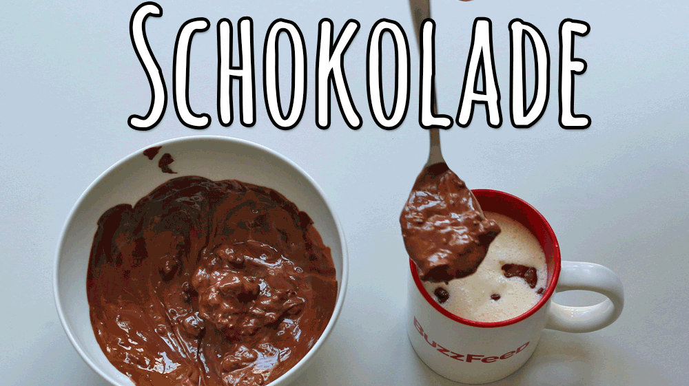 Der Fantasie sind keine Grenzen gesetzt. Egal ob Früchte, Kekse, Schokoriegel, Kaffee oder Sirup - mach rein, was Dir schmeckt. Bei Alkohol gilt die Regel: je süßer, desto besser. Super funktionieren Creme-Liköre und zuckrige Schnäpse. Whiskey, Wodka oder klare Brände verwässern die Masse zu sehr.Wir haben eine Beerenmischung, leicht angeschmolzene Schokolade, Kaffee, Bounty und den guten alten Pfeffi hergekommen.Natürlich kannst Du auch mehrere Zutaten verwenden, z.B. Beeren und weiße Schokolade, Baileys und Nüsse oder Kaffee und Kekse - was auch immer Dir schmeckt.