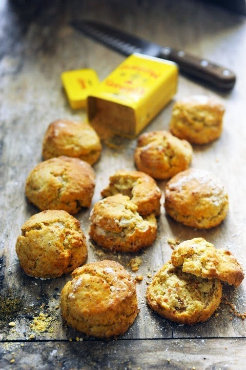 Bacon, moutarde et SIROP D'ÉRABLE: le mélange idéal pour des scones délicieux. Retrouvez la recette, ici.