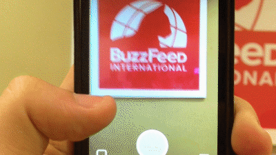 Nessa página, além dos Snaps dos seus amigos você tem duas funcionalidades muito legais: o "Discovery" que traz perfis de marcas e veículos com conteúdos exclusivos para o Snapchat e o "Ao Vivo", que traz vídeos de eventos e tours por cidades do mundo inteiro, incluindo Brasil.