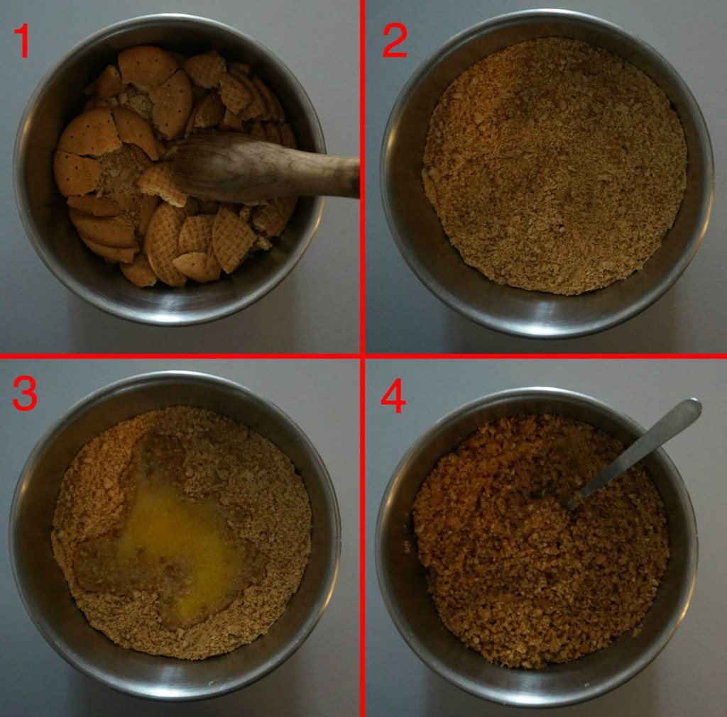 Écrasez les biscuits jusqu'à obtenir des miettes, ajoutez le beurre fondu et mélangez bien.
