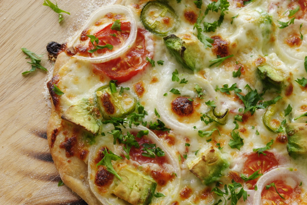 Horneaditos, calientitos y listos para ser devorados por un hambre voraz. Agrégale a esta receta un poco de aguacate y haz esta pizza aún más épica.