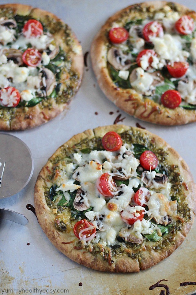 Esta pizza te va a volar la cabeza. Una capa de albahaca al pesto, una de champiñones, jitomates baby y mucha mozzarella como toppings. Voilá!