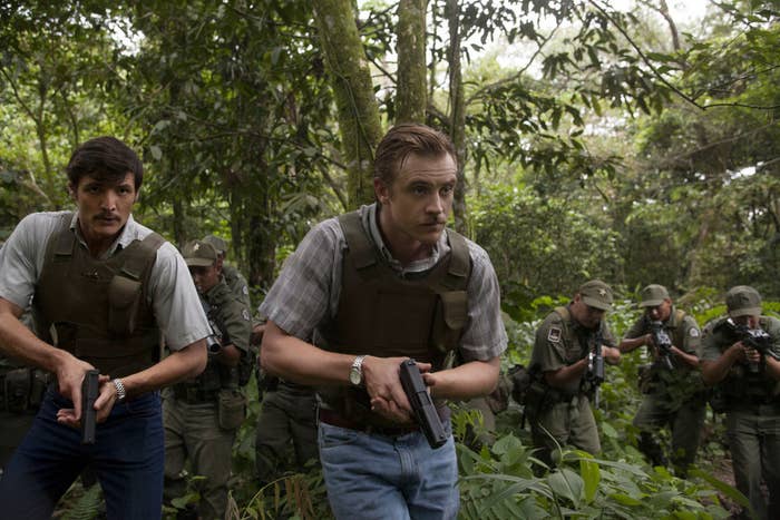 Un elemento que resalta en NARCOS es que es un show bilingüe. Un ratito estás oyendo una escena en español y la que sigue Murphy te está contando la acción in English. Y es que el director de la serie, José Padhila, quería crear una serie que pudiera conectar por igual con latinoamericanos y un público global. 👌💯