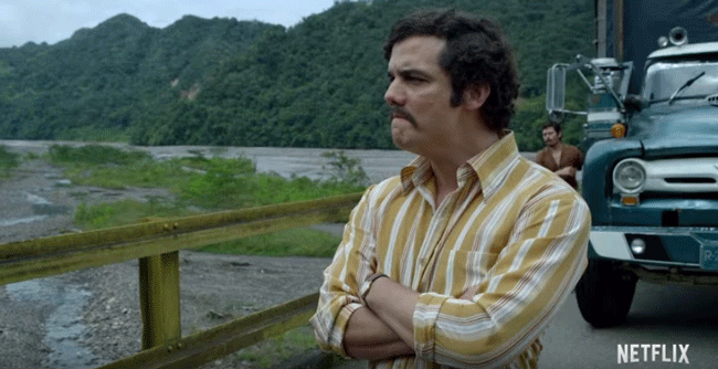El hecho de que es un actor brasileño el que le da vida a Pablo Escobar es medio inusual, sin embargo, Moura se desenvuelve en el papel tan bien, que a pesar de tener un acento "paisa" medio malo, te engancha por completo con su tremendo talento. Moura hasta subió unos cuantos kilitos para el rol.