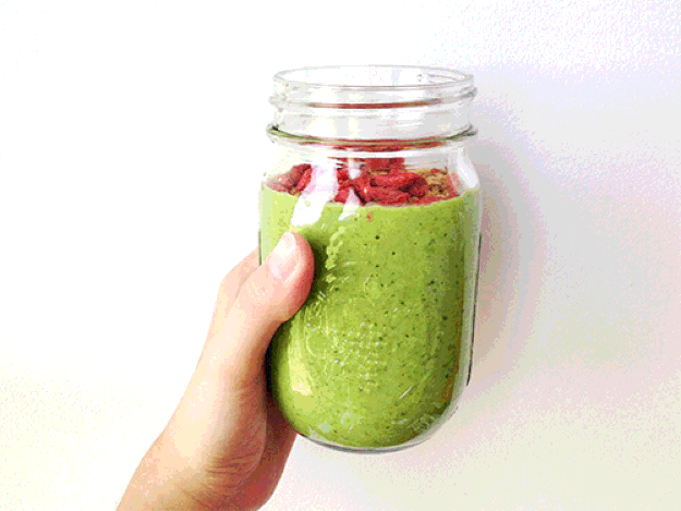 A cualquier hora, de cualquier forma y acompañados de cualquier alimento, no hay reglas específicas. Lo que sí es que debes consumirlos con moderación y de preferencia en su forma más natural (no en suplementos o pastillas).La health coach y especialista en Nutrición Holística, Brenda García, sugiere utilizar los superalimentos añadiéndolos a licuados matutinos, smoothies, ensaladas o en pudines. Serán una excelente opción para enriquecer los alimentos diarios.
