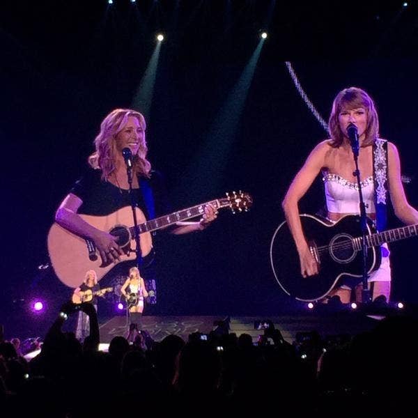 Taylor Swift Just Out Taylor Swift D Herself By Performing Smelly Cat On Stage With Lisa Kudrow