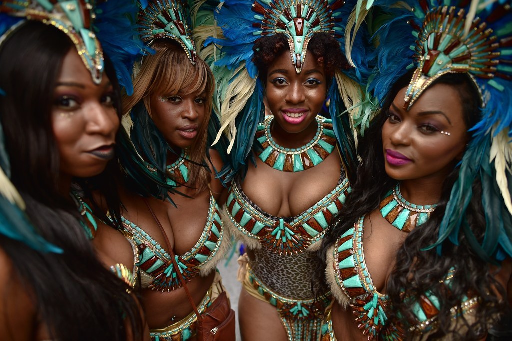 Chaque année depuis 1960, le quartier romantique de Londres prend les couleurs des Caraïbes et se transforme en gigantesque fête en plein air, les 30 et 31 août. C'est le carnaval le plus important d'Europe.