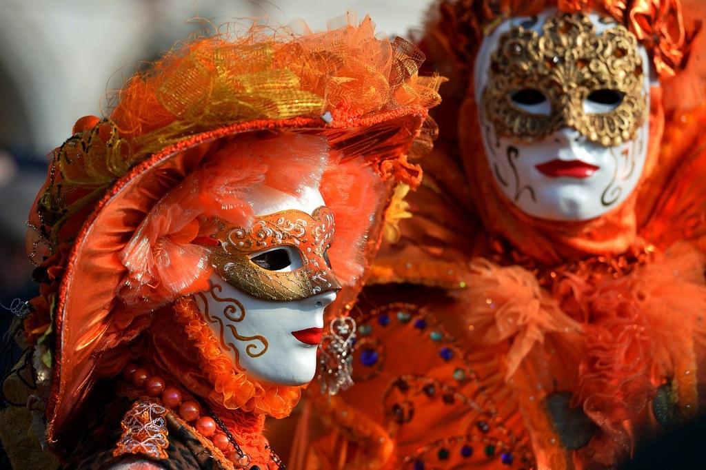 Très célèbre, il attire des millions de visiteurs qui s'ornent de masques colorés pendant les 10 jours de fête. Cependant, il est représenté par de nombreuses festivités dans la ville et non par un unique défilé.