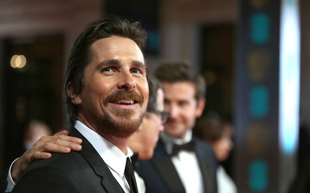 Obsessão de: Juliana KataokaQuem é: Ator inglês vencedor do Oscar.A justificativa para a obsessão: "Eu amo o fato dele variar demais os papéis, com filmes merdas tipo "Shaft" e outros bem avaliados pela crítica, tipo "O Maquinista" e o "Psicopata Americano". As mudanças físicas são impressionantes e eu ainda estou remoendo demais o fato que teremos que suportar Ben Affleck como o próximo Batman. Se você ainda precisava de mais um motivo pra me acompanhar, é só se derreter com os vídeos dele com uns 13 anos agradecendo por ter sido escolhido entre milhares de crianças para atuar no filme do Spielberg."