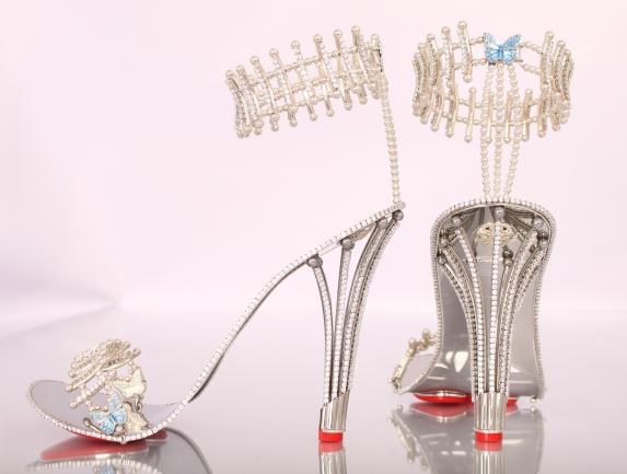 Niche Magazine - Jada Dubai introduced the most expensive shoes in the  world . A pair of high-heels that are made of real gold, silk, leather, and  embellished with two round 15-carat