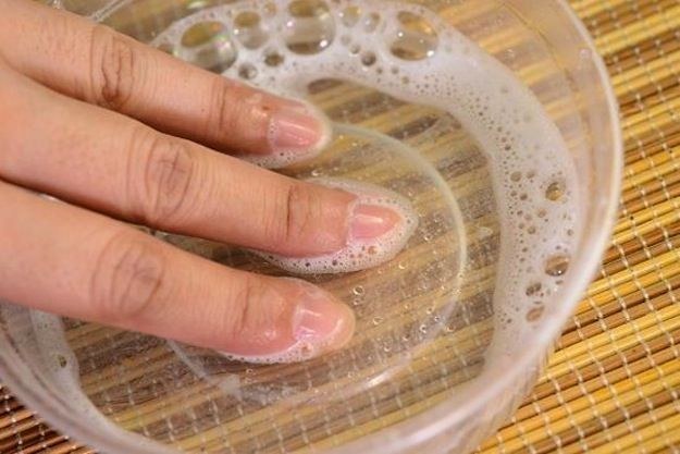 Solo deberás mojar un algodón o hisopo con agua oxigenada y frotar contra tus uñas.