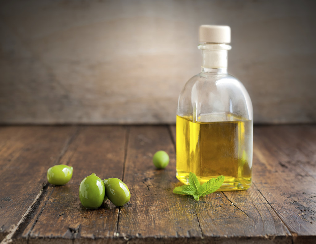 Remójalas en un recipiente con aceite de oliva templado y ponte una crema hidratante para manos.