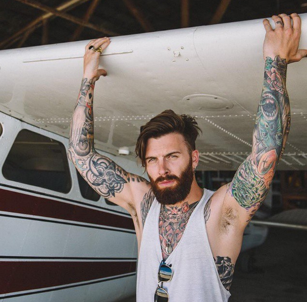 Un rockstar tatuado.