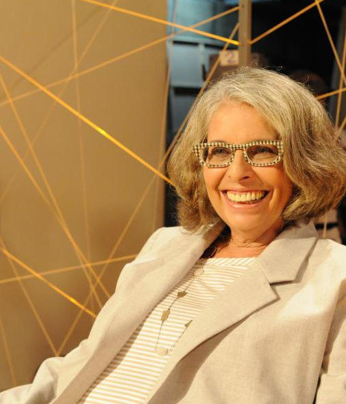 Em 1971, Lucia Murat foi presa e torturada por três anos por conta de seu envolvimento com o movimento estudantil. A experiência acabou virando o semi-documentário "Que Bom Te Ver Viva", que trazia relatos de mulheres torturadas durante a ditadura militar intercaladas por cenas gravadas com Irene Ravache. Entre seus documentários e filmes estão "A Nação Que Não Esperou por Deus", lançado neste ano, "Uma Longa Viagem", "Quase Dois Irmãos" e "Brava Gente Brasileira".