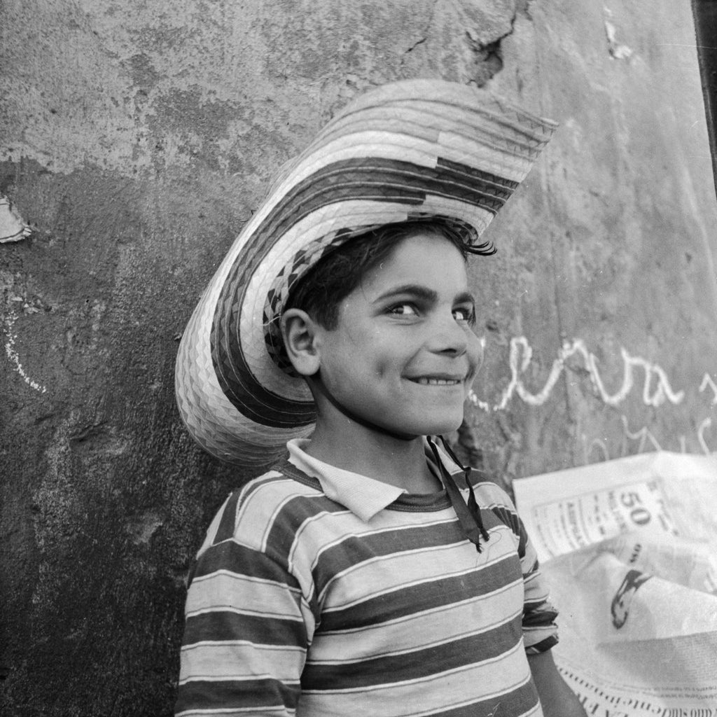 A shoeshine boy from Calabria. Circa 1950