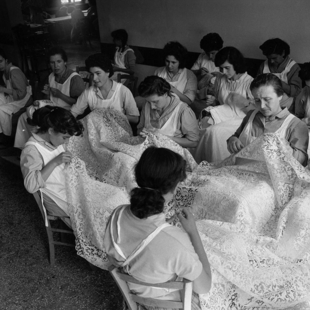 Femmes de l&#x27;île vénitienne de Burano apprenant l&#x27;art de la dentelle. Vers 1954.